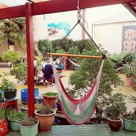 Bazil'S Backpackers Bbh Hostel & Surf School Вестпорт Екстер'єр фото