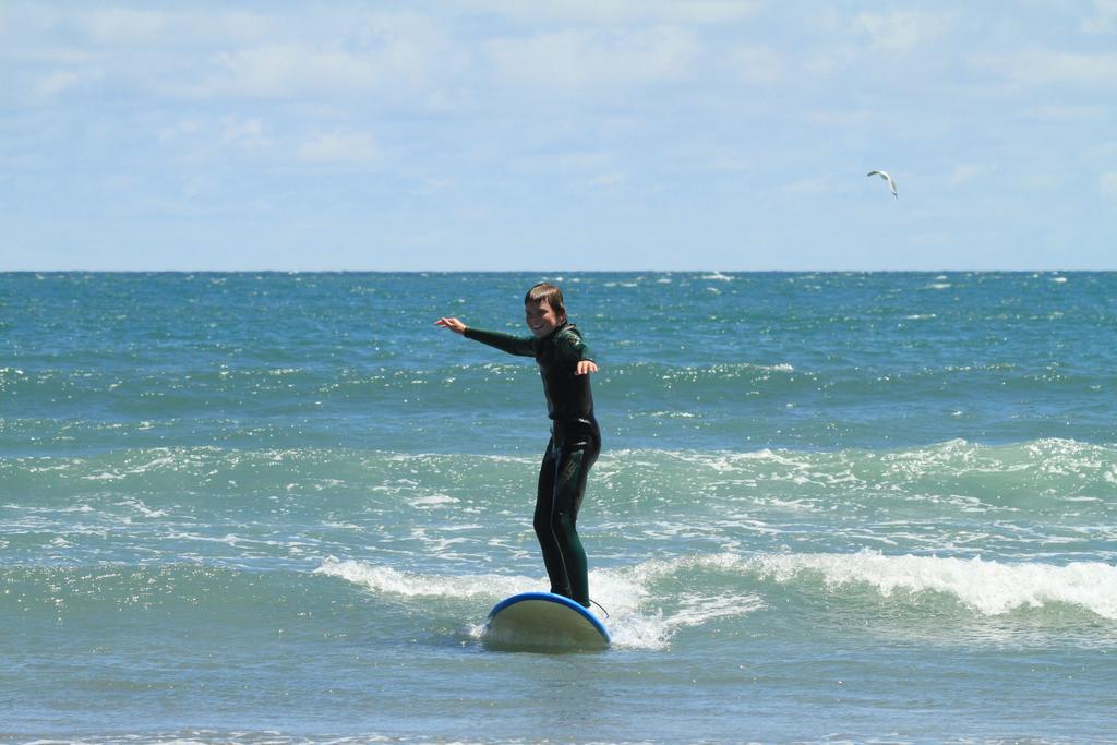 Bazil'S Backpackers Bbh Hostel & Surf School Вестпорт Екстер'єр фото