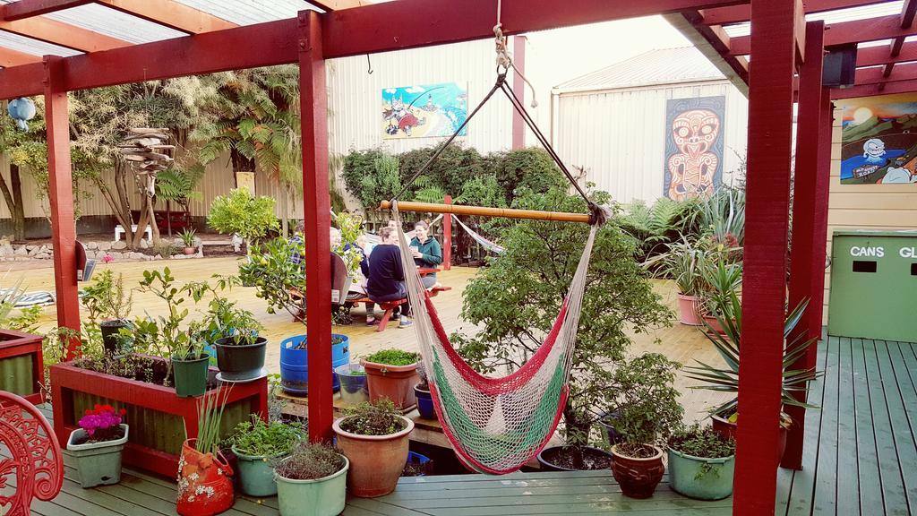 Bazil'S Backpackers Bbh Hostel & Surf School Вестпорт Екстер'єр фото