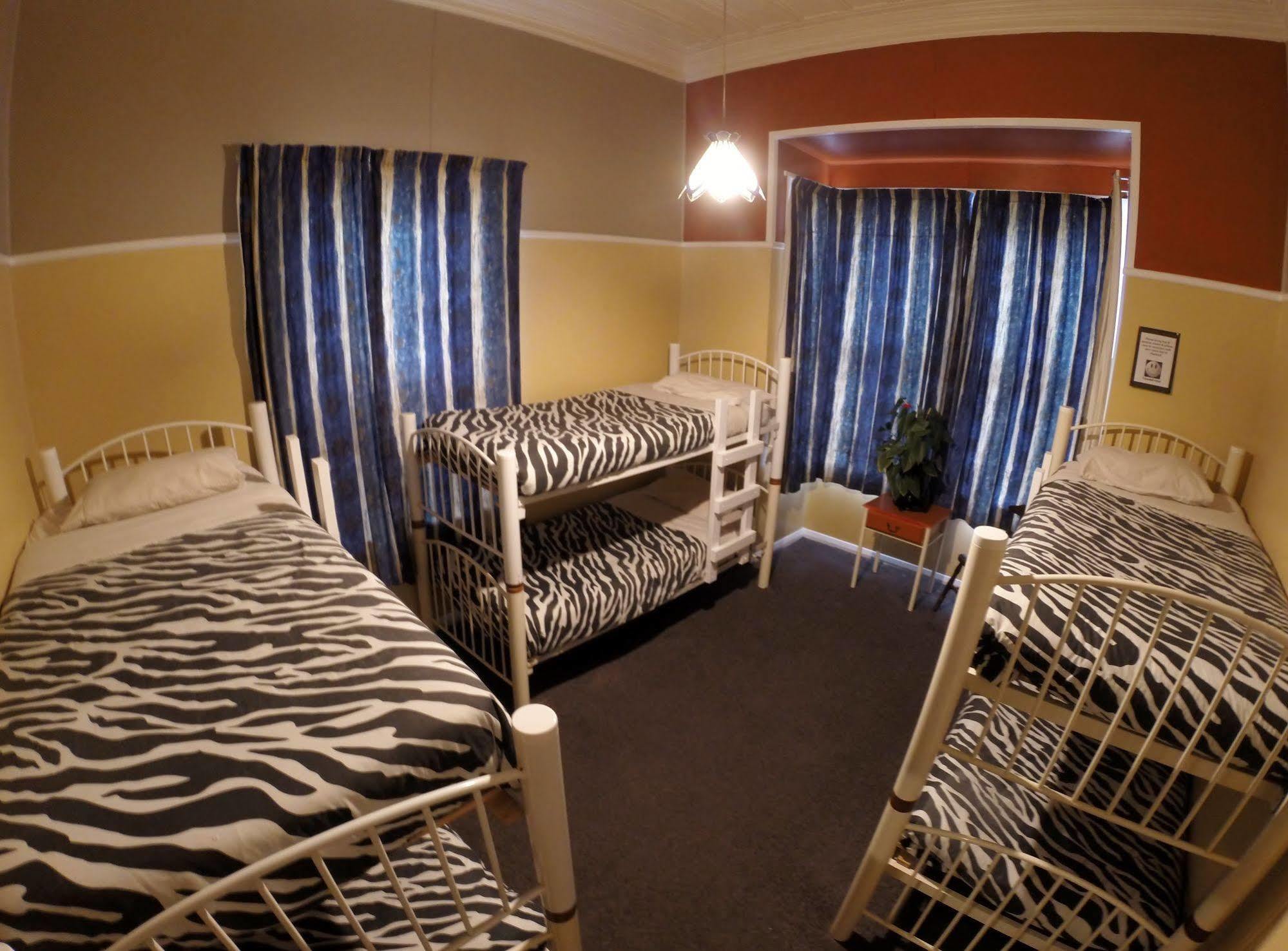 Bazil'S Backpackers Bbh Hostel & Surf School Вестпорт Екстер'єр фото