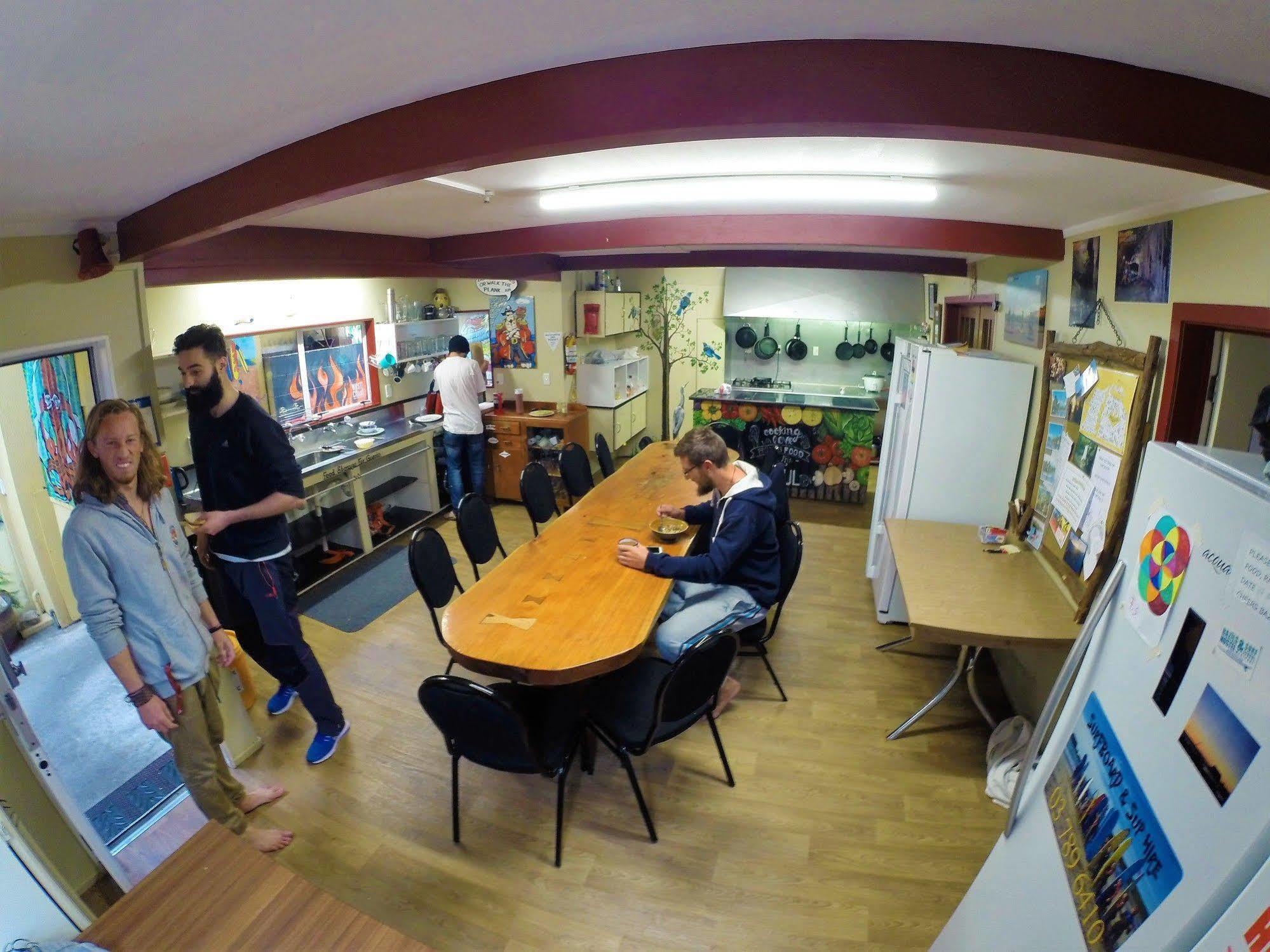 Bazil'S Backpackers Bbh Hostel & Surf School Вестпорт Екстер'єр фото