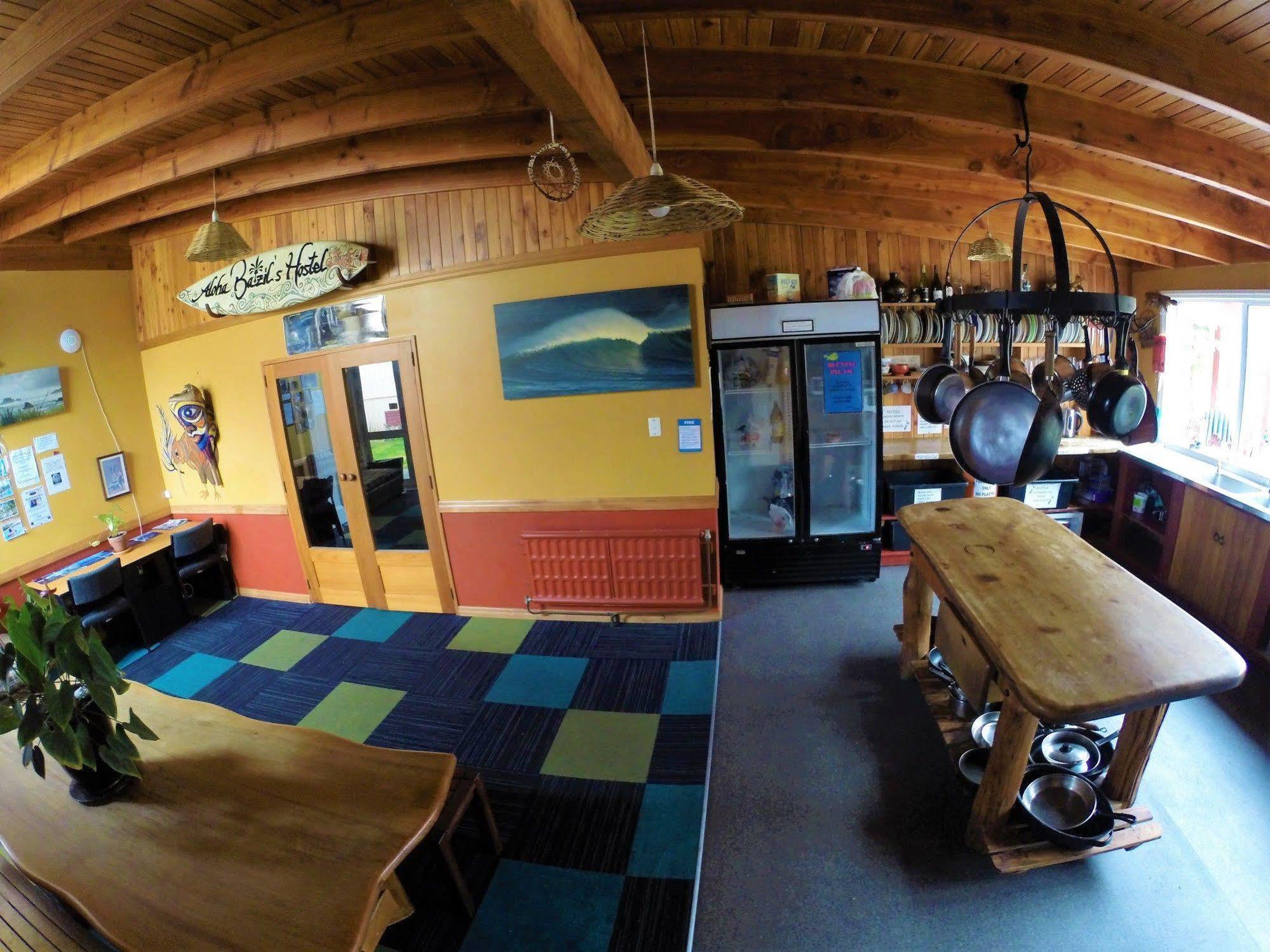 Bazil'S Backpackers Bbh Hostel & Surf School Вестпорт Екстер'єр фото