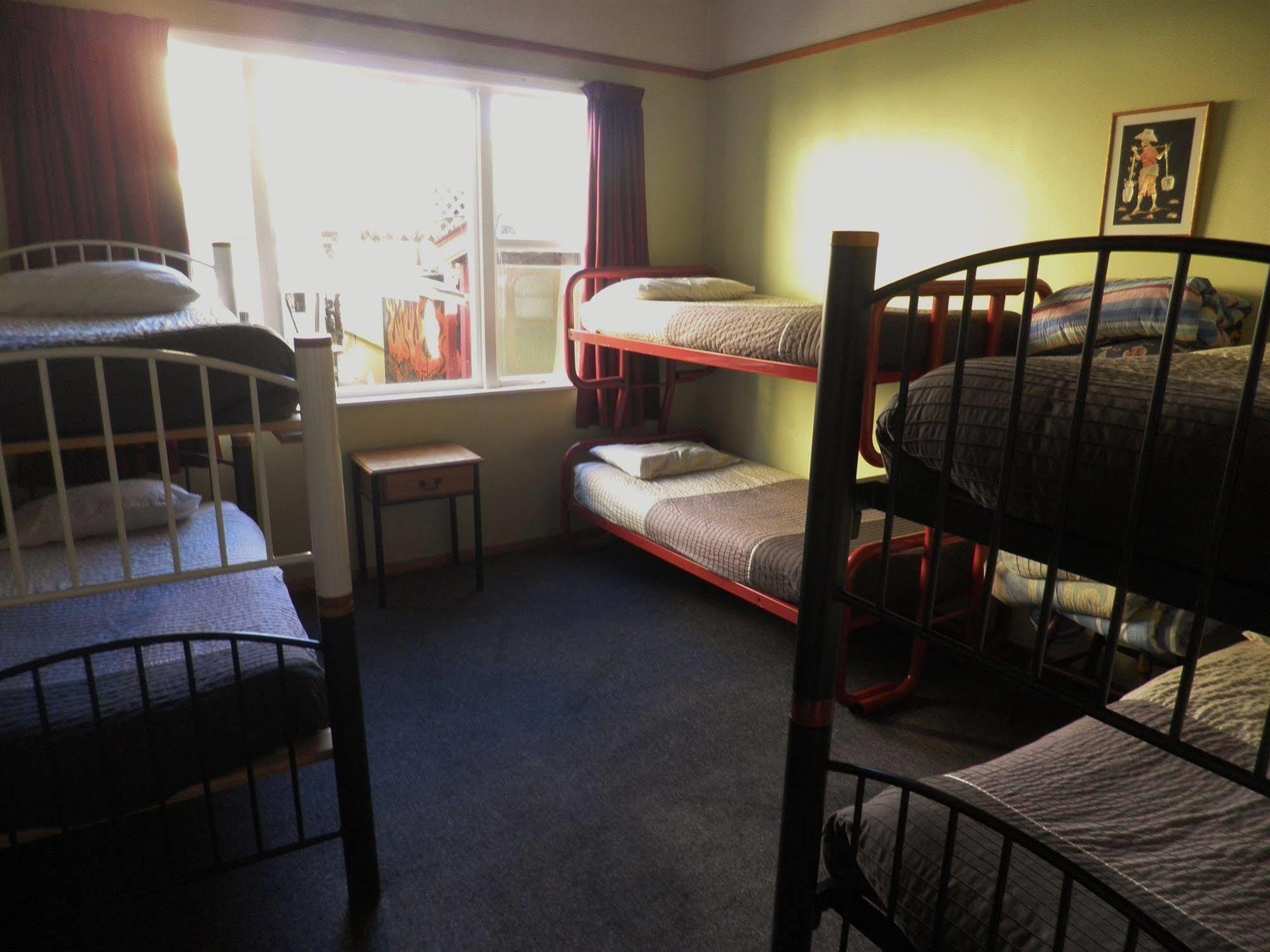 Bazil'S Backpackers Bbh Hostel & Surf School Вестпорт Екстер'єр фото