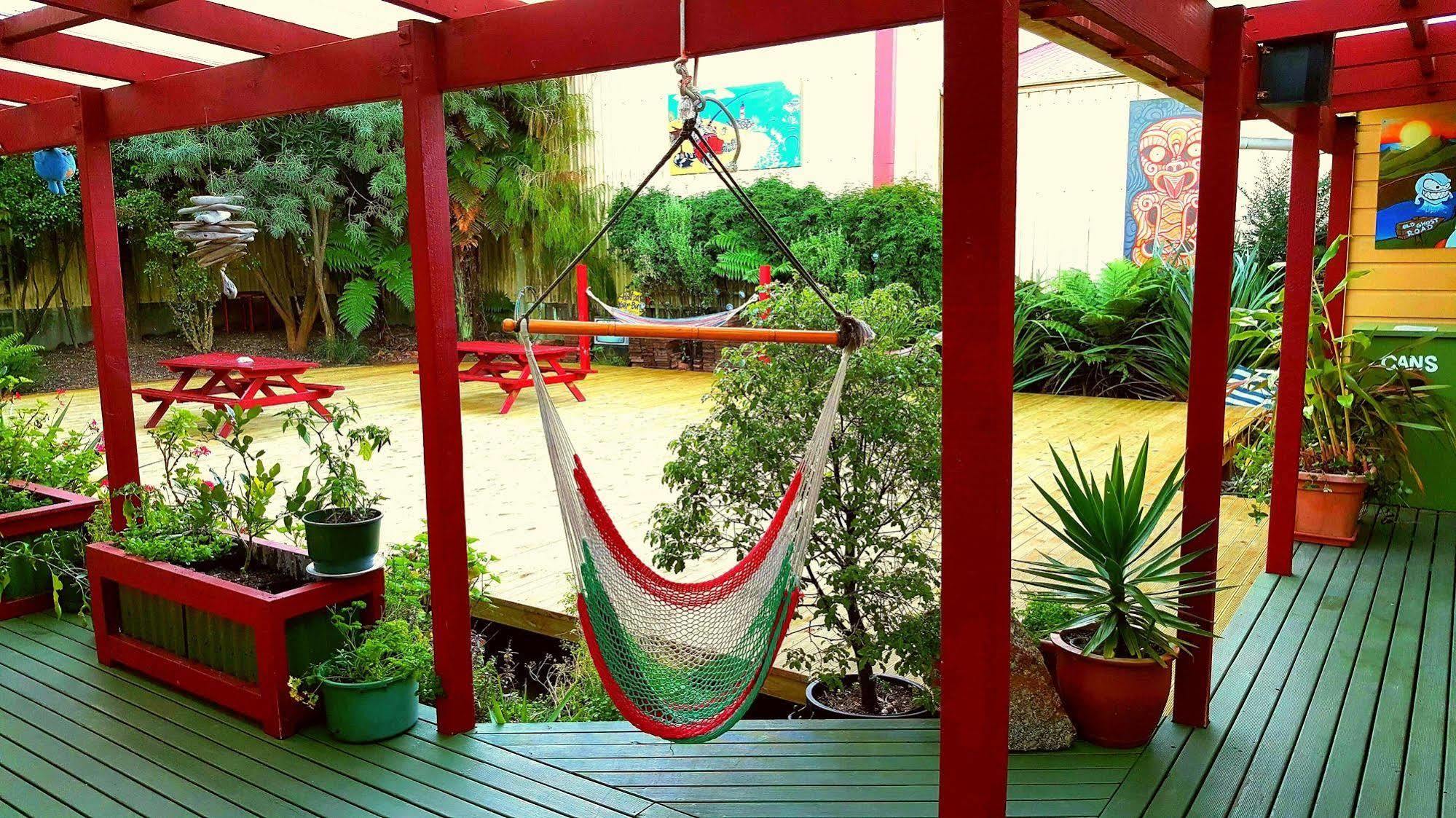 Bazil'S Backpackers Bbh Hostel & Surf School Вестпорт Екстер'єр фото