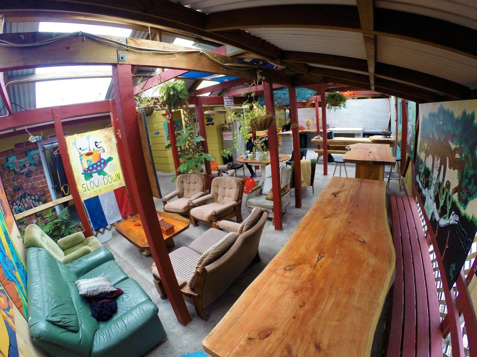 Bazil'S Backpackers Bbh Hostel & Surf School Вестпорт Екстер'єр фото