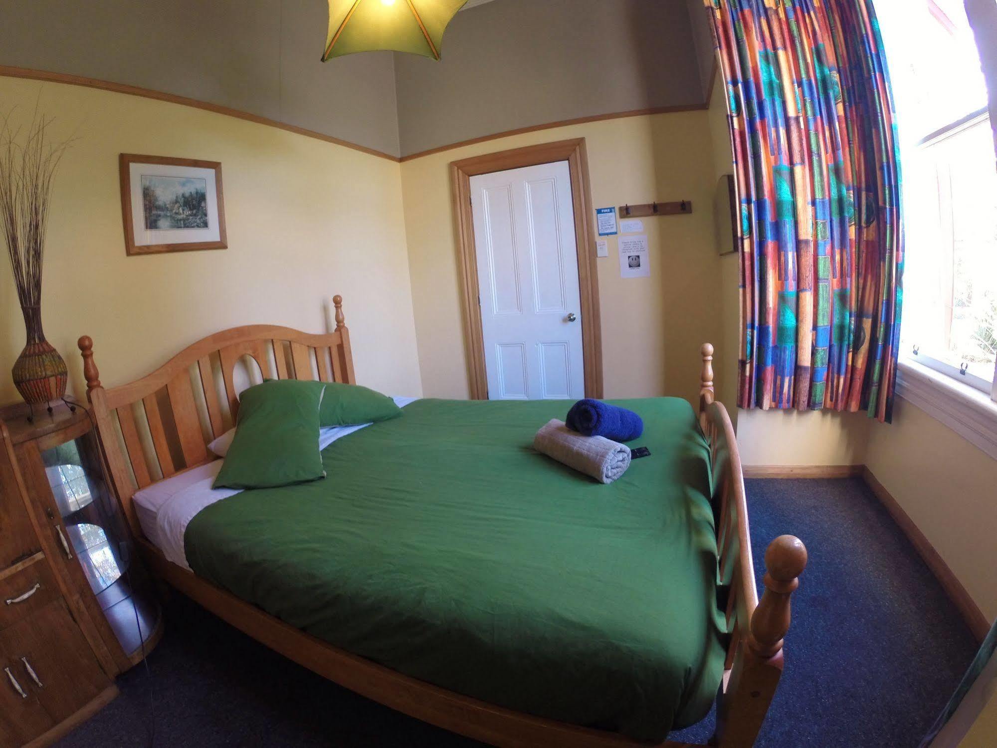 Bazil'S Backpackers Bbh Hostel & Surf School Вестпорт Екстер'єр фото