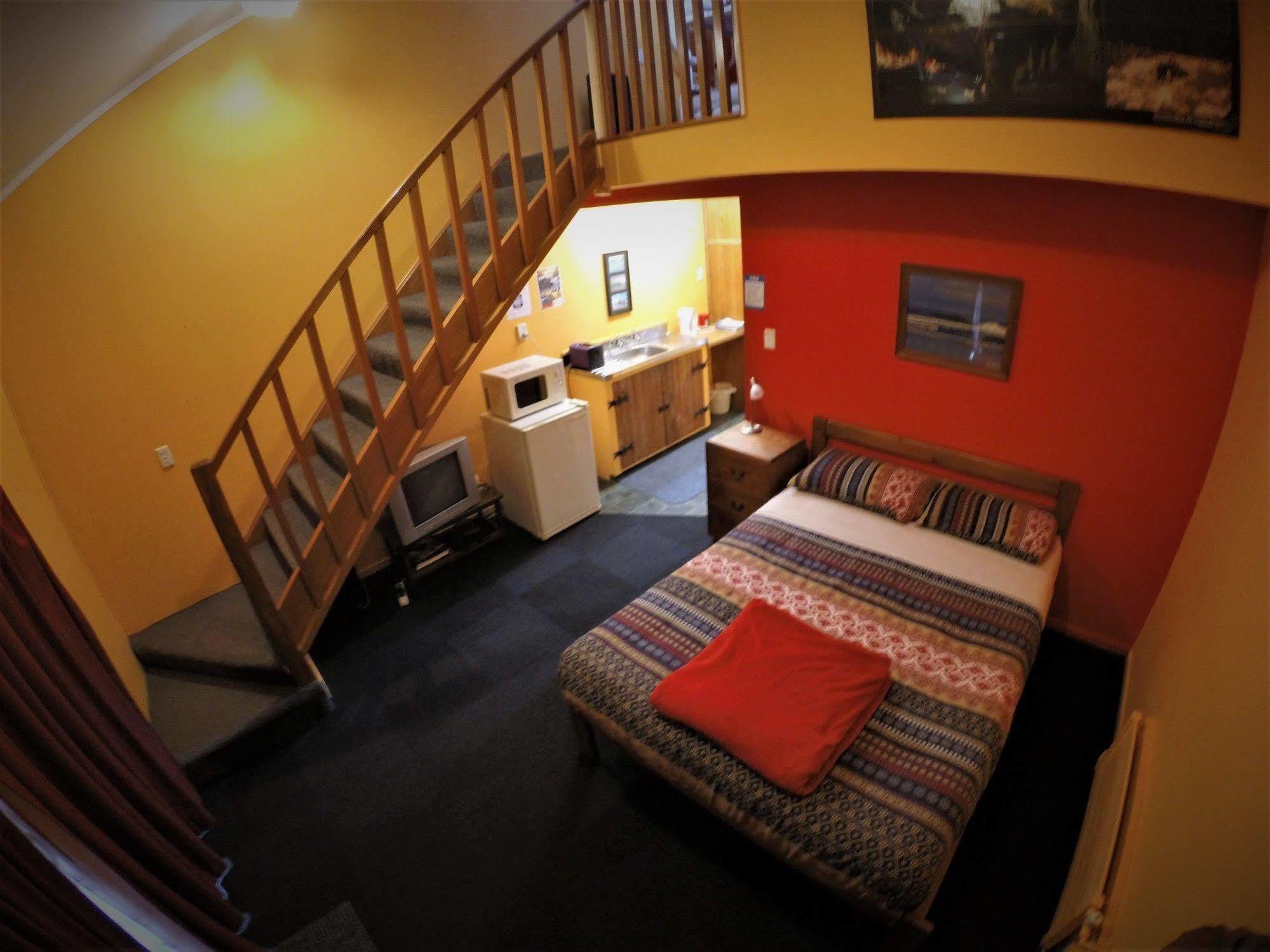 Bazil'S Backpackers Bbh Hostel & Surf School Вестпорт Екстер'єр фото