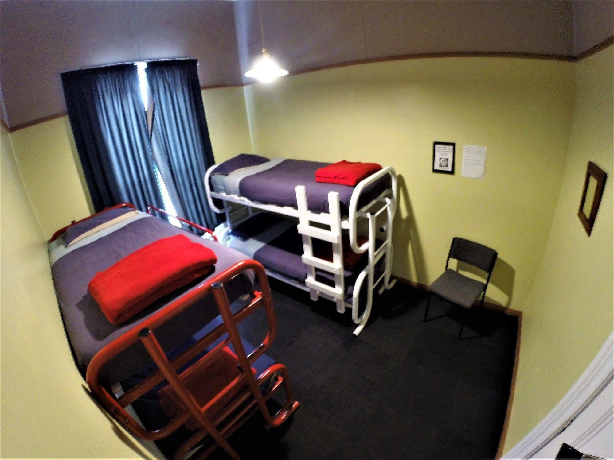 Bazil'S Backpackers Bbh Hostel & Surf School Вестпорт Екстер'єр фото