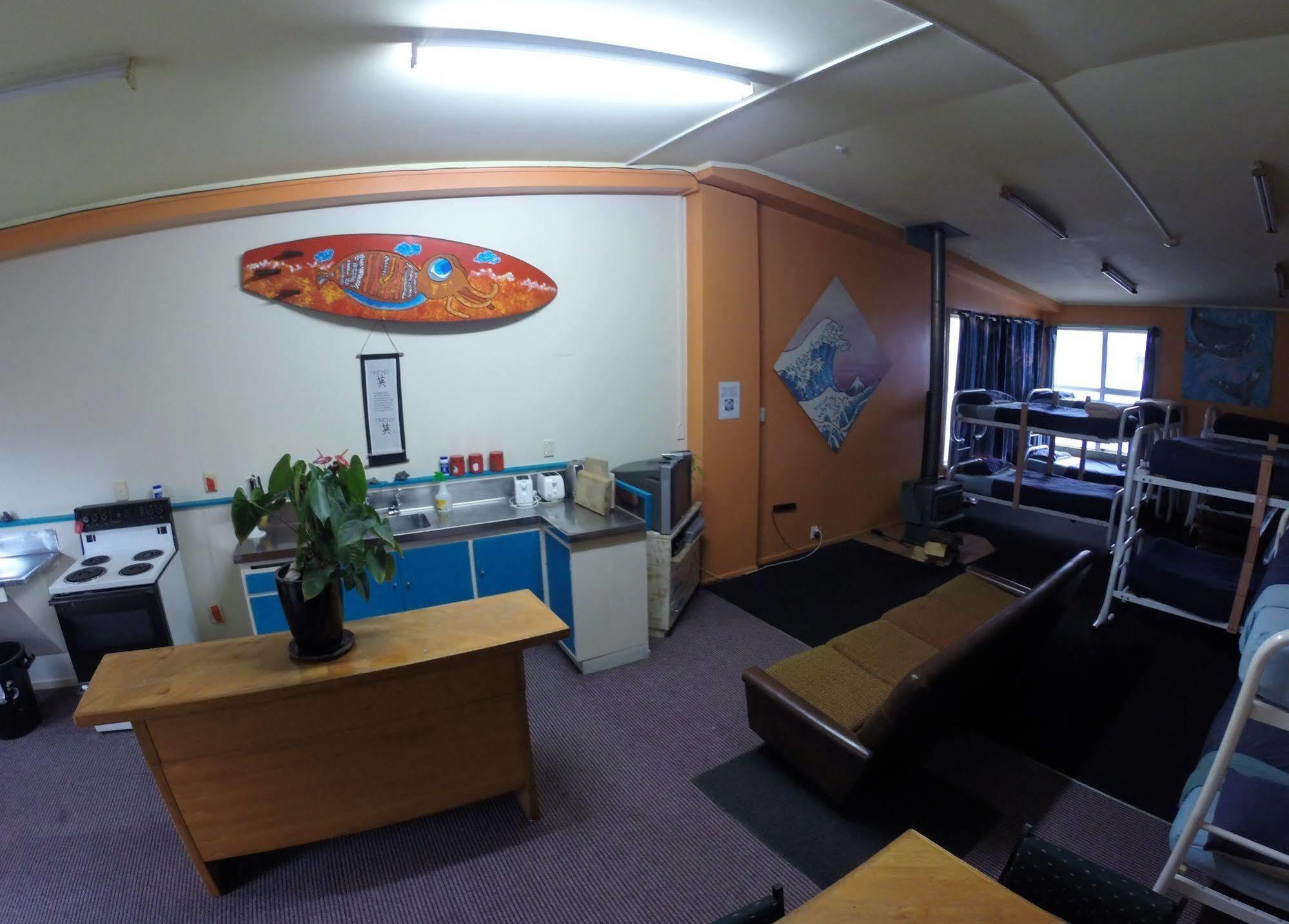 Bazil'S Backpackers Bbh Hostel & Surf School Вестпорт Екстер'єр фото