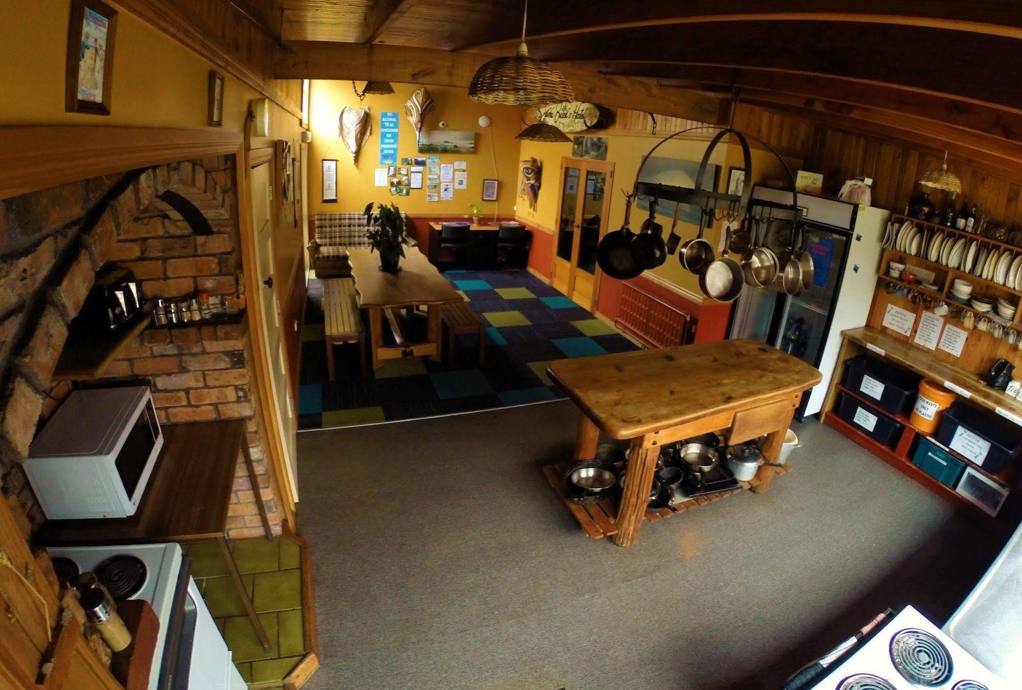 Bazil'S Backpackers Bbh Hostel & Surf School Вестпорт Екстер'єр фото